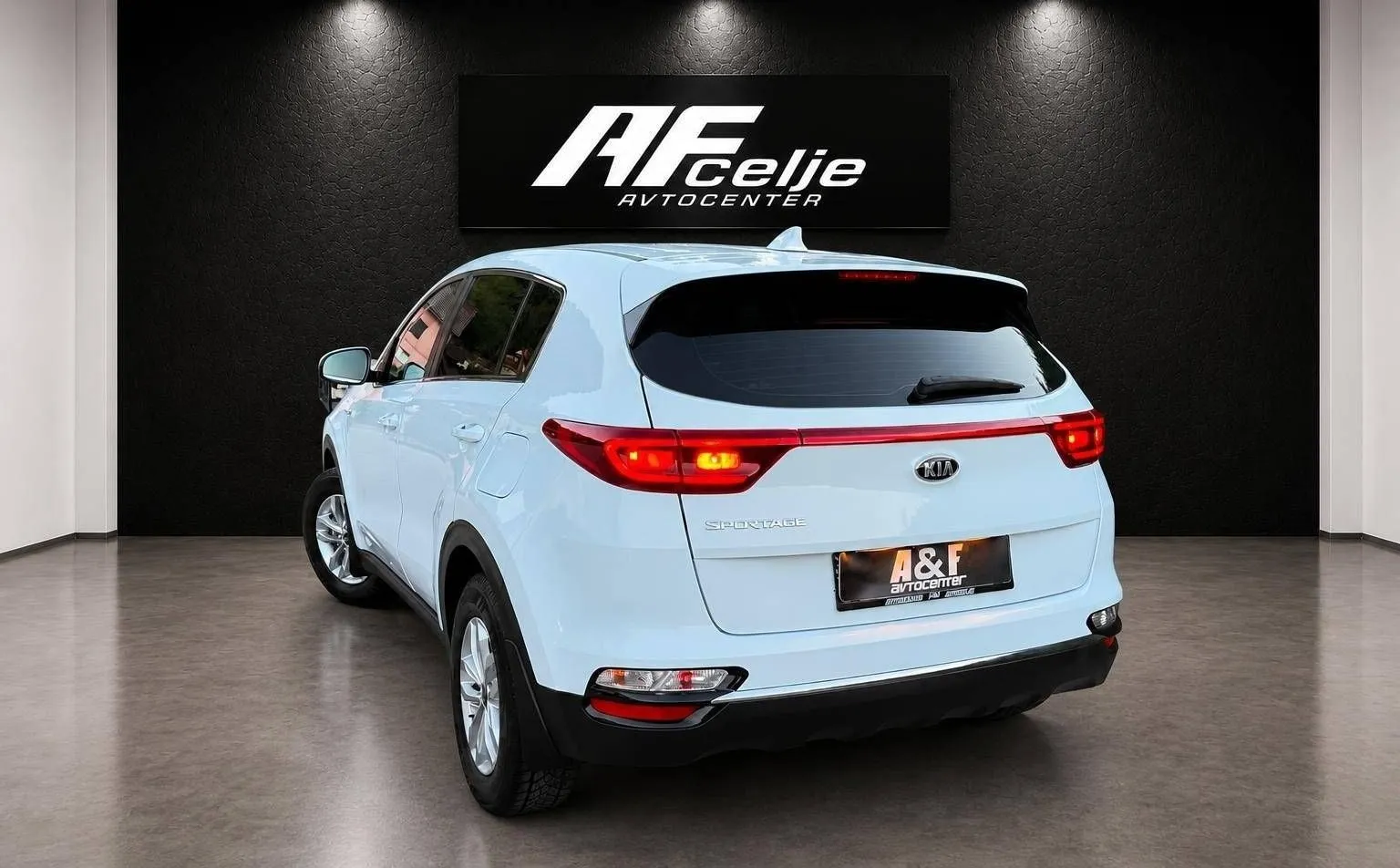Notranja slika - KIA Sportage - 1.6 CRDI-LED-LIZING ZA TUJCE-TEMPOMAT-KAMERA - 7