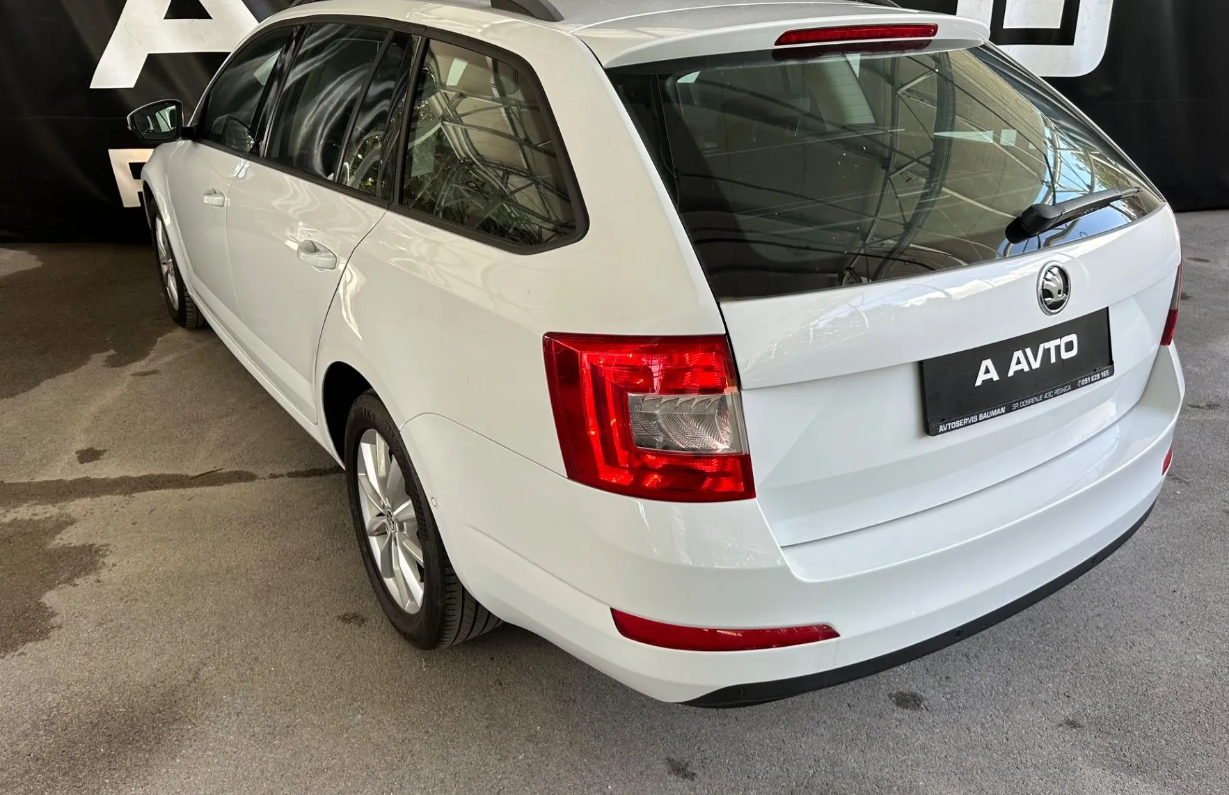 Zunanja slika - Škoda Octavia - Combi 1.6 TDI Ambition DSG-NAVI-AVT.KLIMA-2xPDC - 5