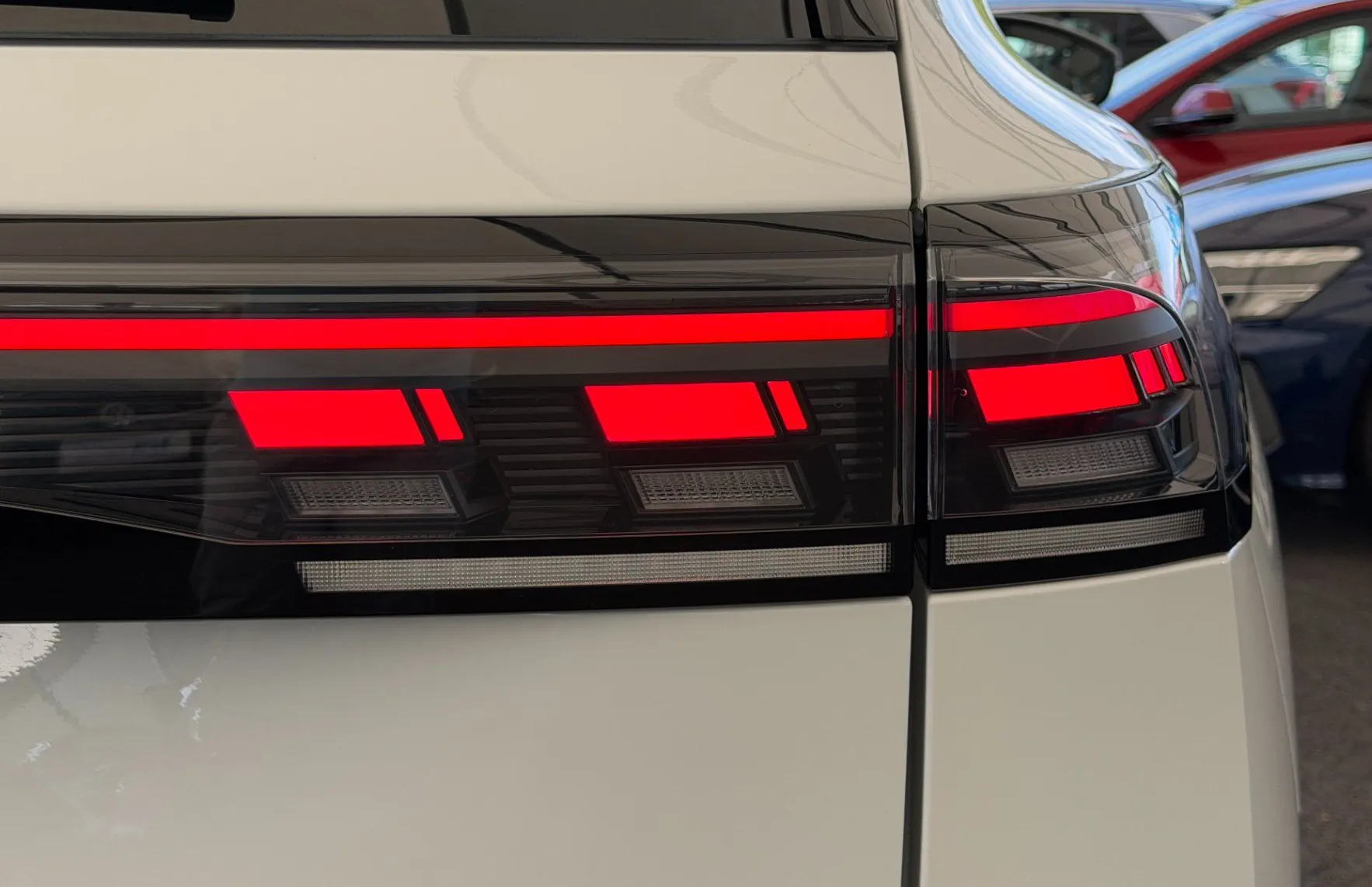 Zunanja slika - Volkswagen Tiguan - R-Line 2.0 TDI 4MOTION DSG - KLJUKA - WEBASTO - 5