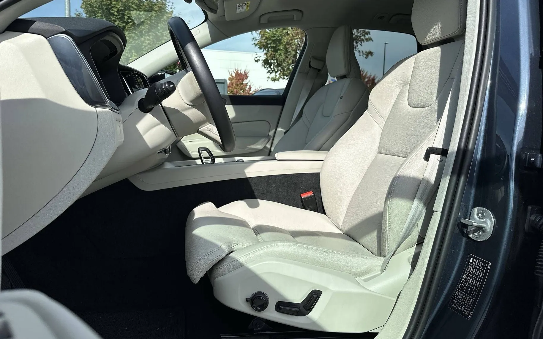Notranja slika - Volvo XC60 - B4 AWD MILD HYBRID PLUS DARK - 10