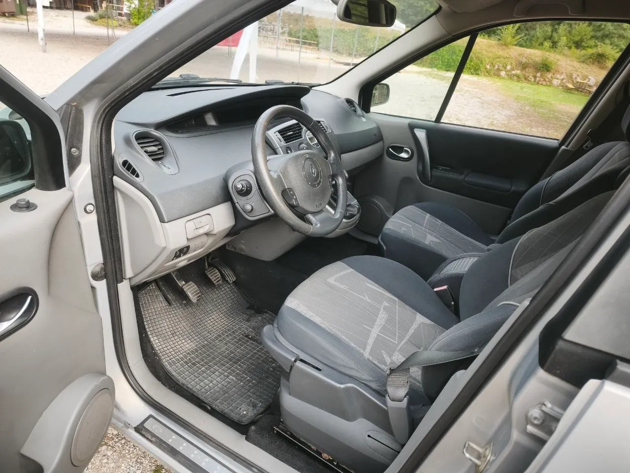 Notranja slika - Renault Scénic - 1,5 dCi Dynamique Confort - 13