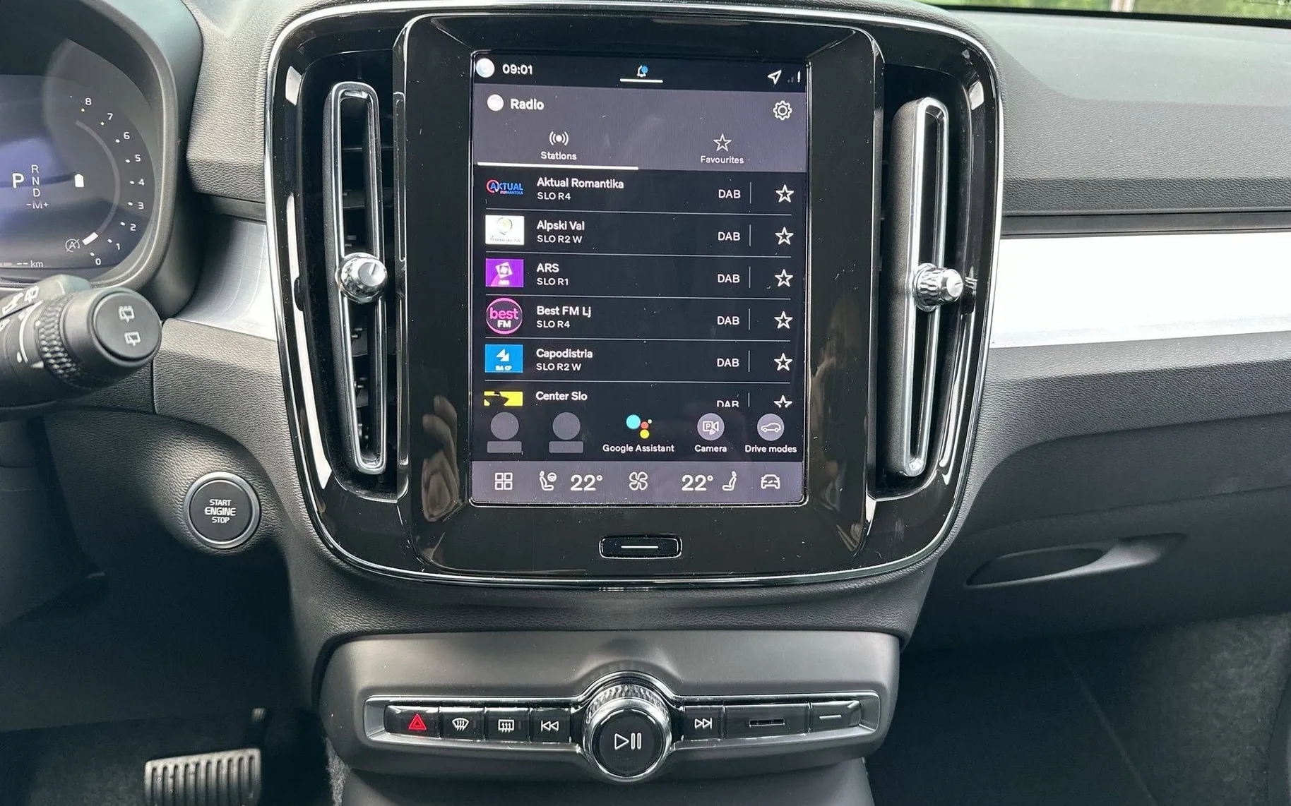 Notranja slika - Volvo XC40 - B3 P Core AT DCT 3 leta garancije + 3 servisi... - 16