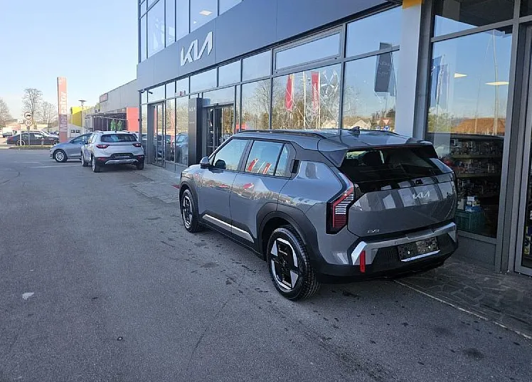 Zunanja slika - KIA EV3 - 58.3 kWh baterija. 150 kW  204 KM  Star 30° - 2