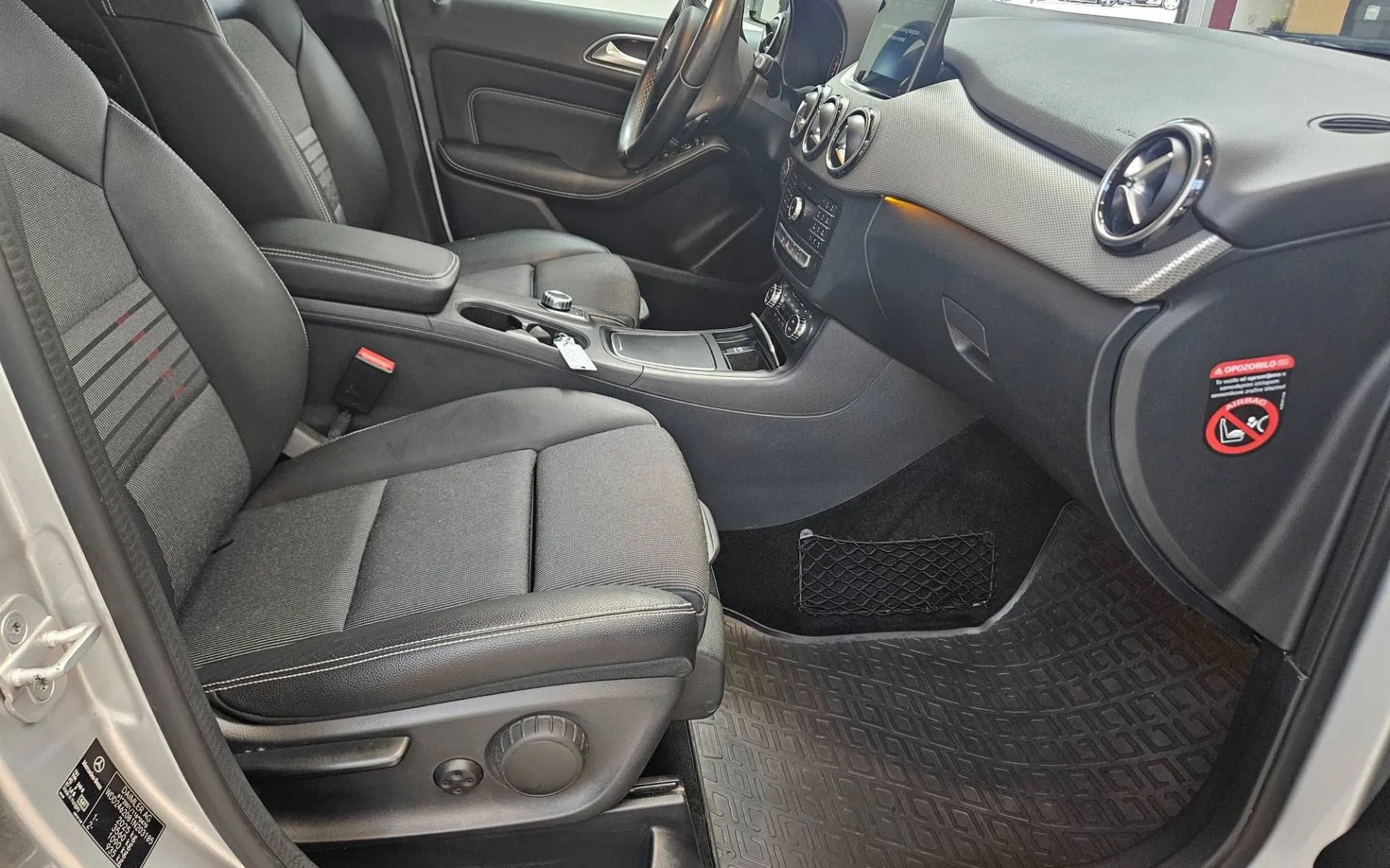 Notranja slika - Mercedes-Benz B-Razred - B 200 d Urban avt - 8