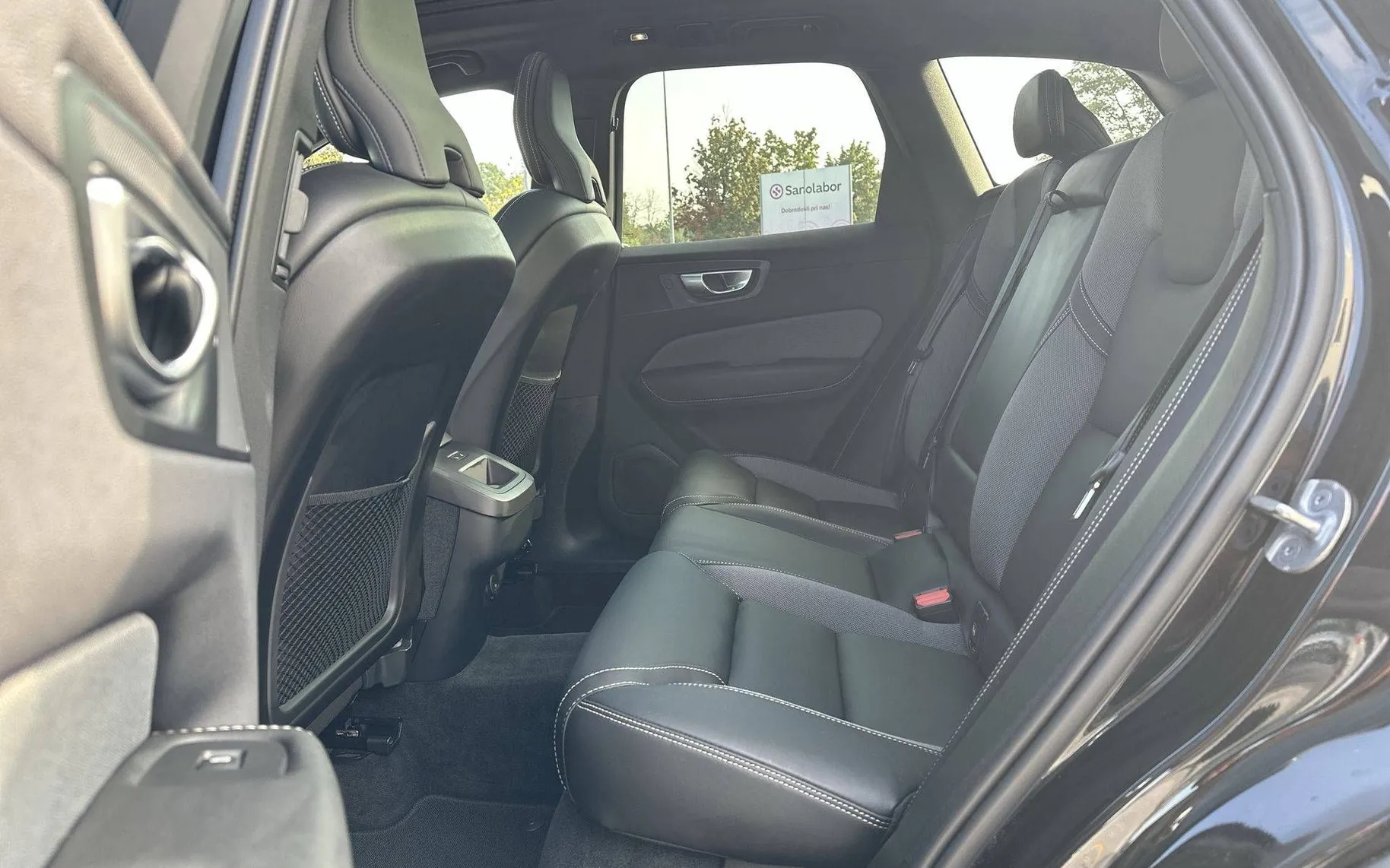 Notranja slika - Volvo XC60 - B4 P Plus Dark Avt. - 11