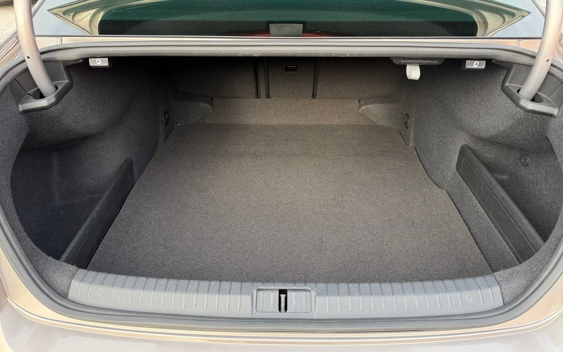 Notranja slika - Volkswagen Passat - 2.0 TDI Elegance DSG Matrix - Kamera - SLO - 12
