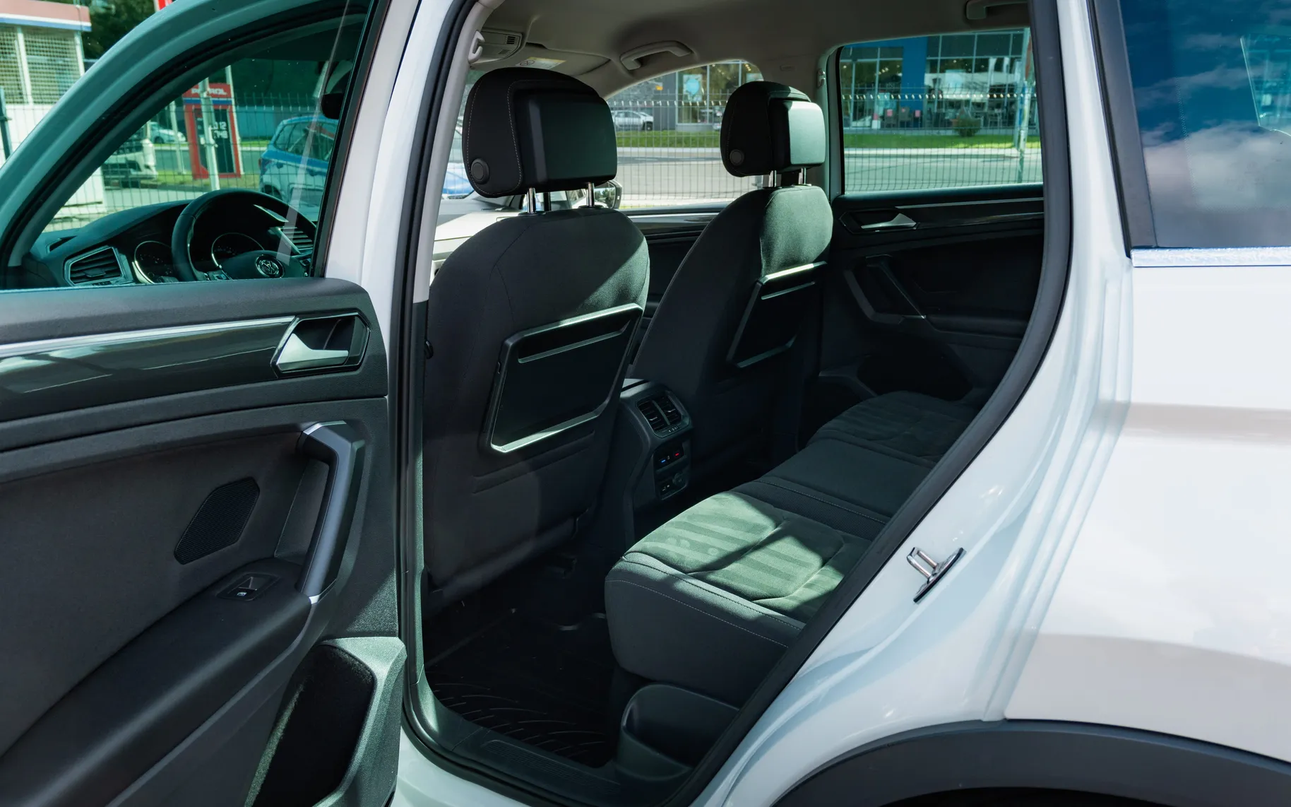 Notranja slika - Volkswagen Tiguan - 2,0 TDI BMT R-Line Edition DSG - 8