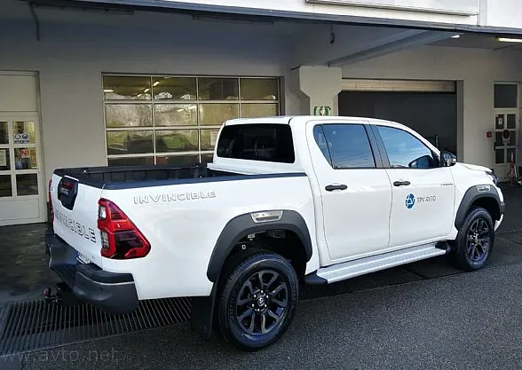 Zunanja slika - Toyota Hilux - 2.8 D-4D 4x4 INVINCIBILE TSS - 3