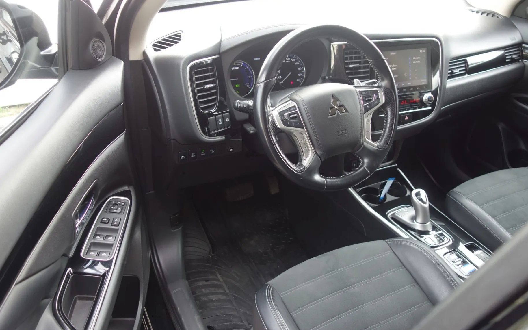 Zunanja slika - Mitsubishi Outlander - PHEV 2.4 MIVEC Twin Motor INSTYLE+ - 9