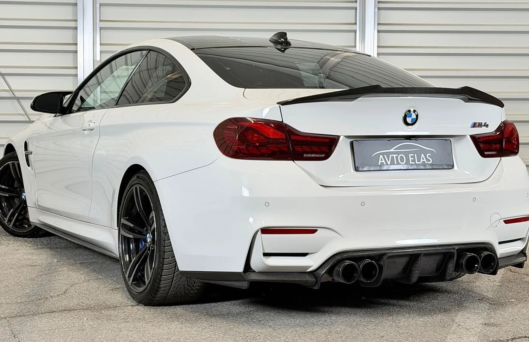Zunanja slika - BMW M4 - Coupé - HARMAN - CARBON - KAMERA - HUD - PDC - 4