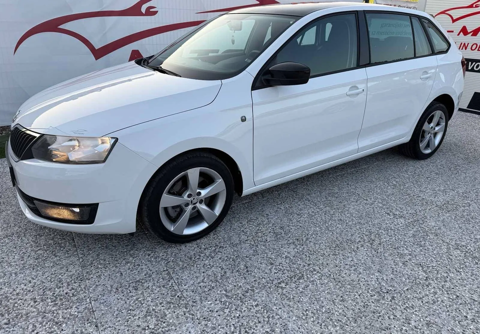 Notranja slika - Škoda Rapid - 1.6 TDI  Elegance PANORAMA - 8