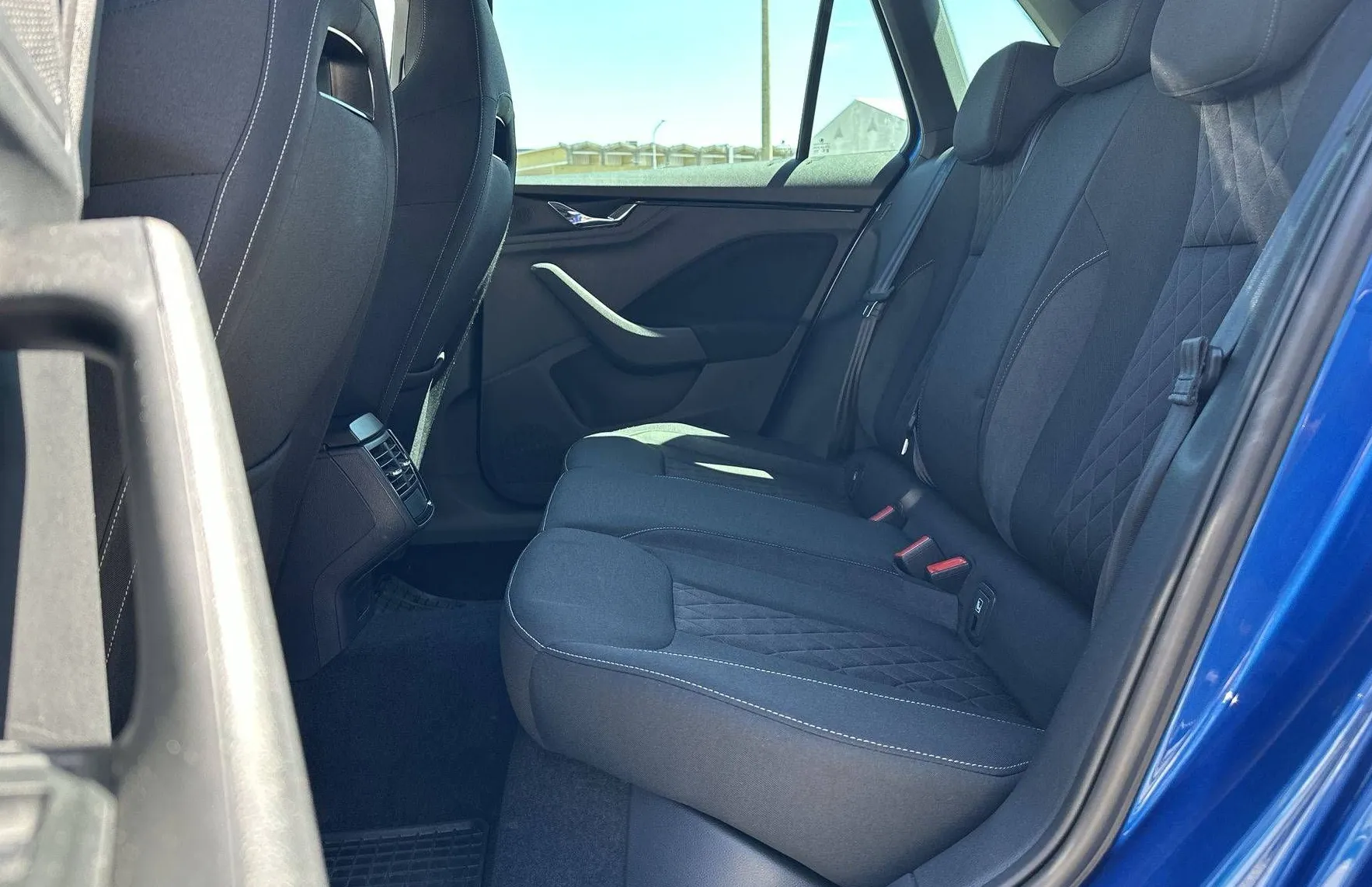 Zunanja slika - Škoda Kamiq - 1.0 TSI Sport  Volan+sedeži  Kamera LED - 11