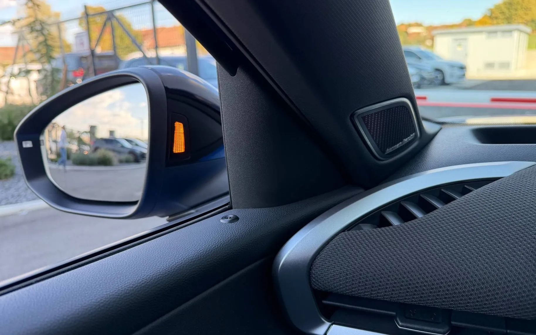 Notranja slika - Volkswagen T-Roc - 1.5 eTSI R-Line DSG-Vlečna kljuka-Harman Kardon... - 8