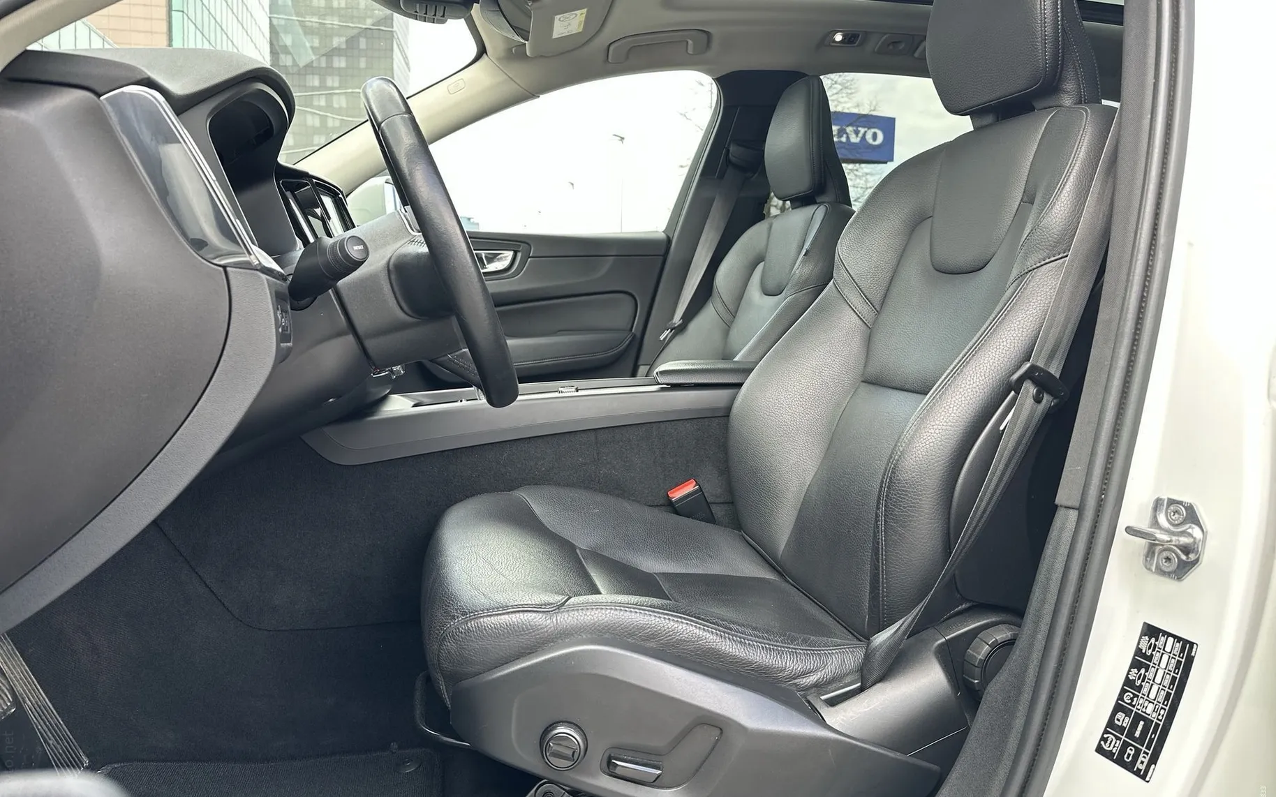 Notranja slika - Volvo XC60 - T8 Recharge Twin Engine AUT  Zračno Kljuka Pano... - 10
