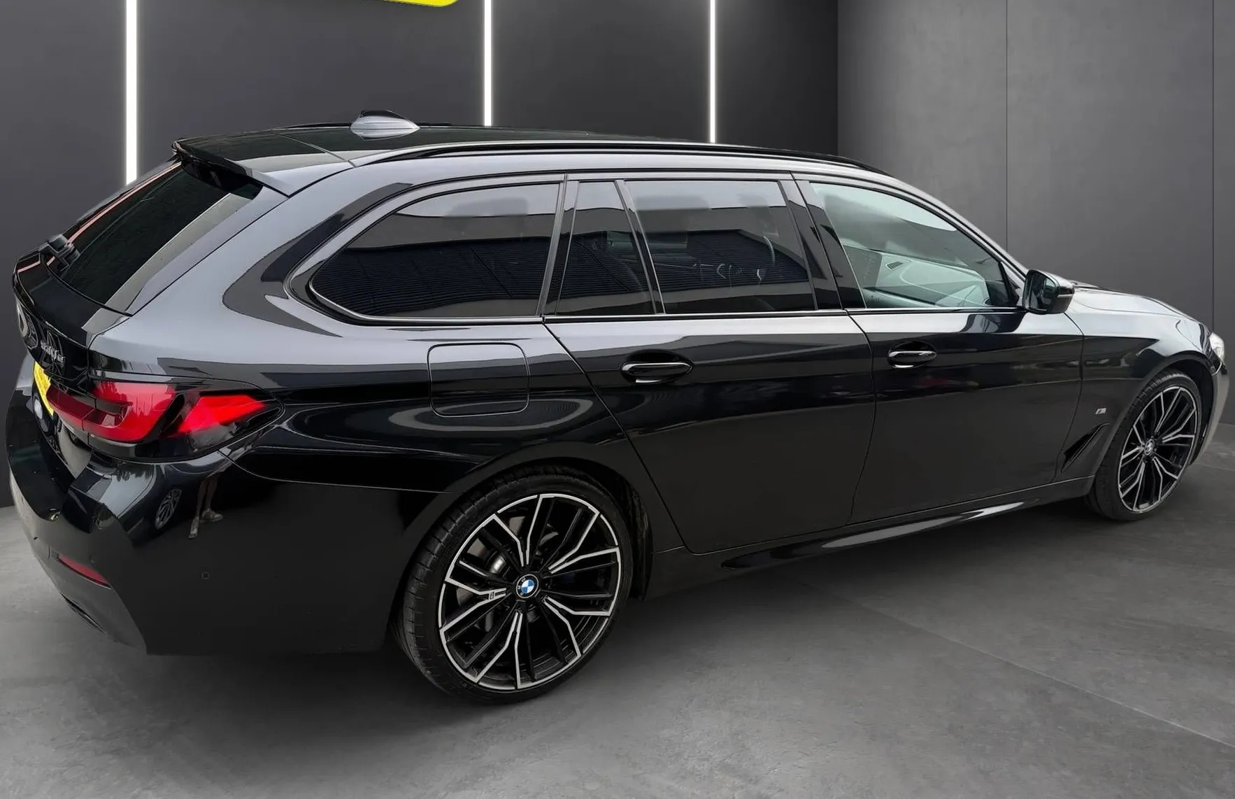 Zunanja slika - BMW Serija 5 - Touring: 520i M SPORT PAKET PANO USNJE NAVI KAMERA VIRTU - 6