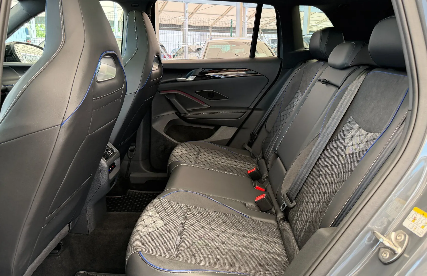 Zunanja slika - Volkswagen Tiguan - 4JOY 2.0TDI DSG SLO 1.Lastnik BLACK STYLE PANORAMA - 11