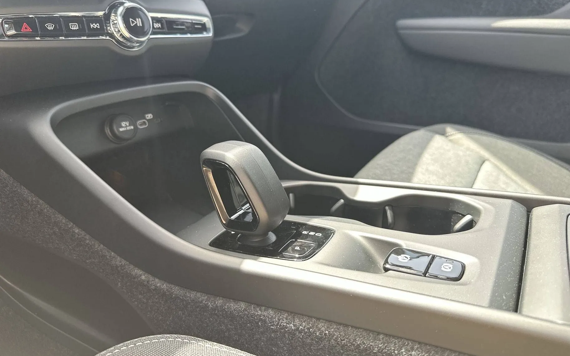 Notranja slika - Volvo XC40 - B3 P Core Avt. - 20