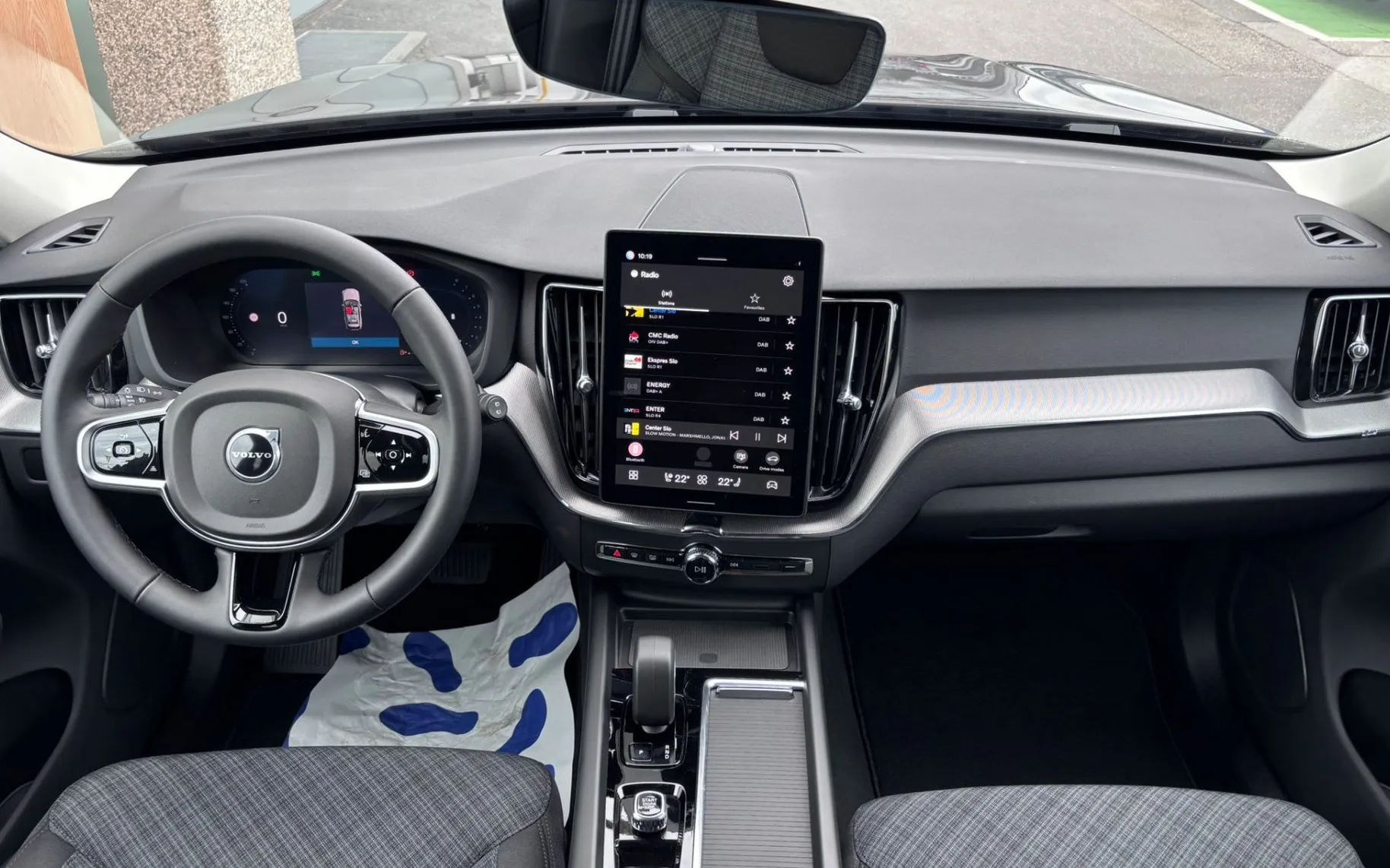 Zunanja slika - Volvo XC60 - B5P  Core AT AWD 3 leta garancije + 3 servisi - 9