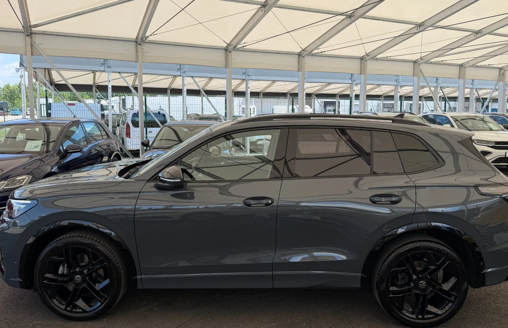 Zunanja slika - Volkswagen Tiguan - 4JOY 2.0TDI DSG SLO 1.Lastnik BLACK STYLE PANORAMA - 4