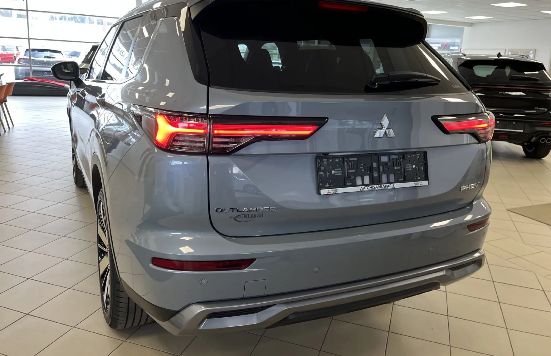 Zunanja slika - Mitsubishi Outlander - 2.4 PHEV Intense Auto - 7.000 EUR AKCIJA - - 4