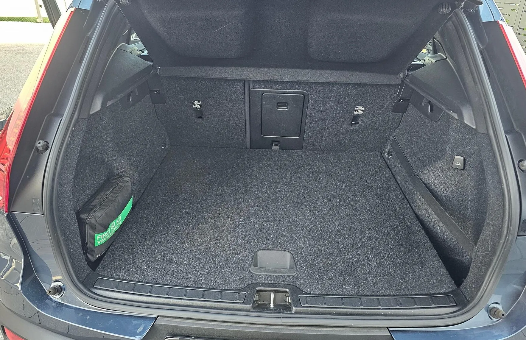 Zunanja slika - Volvo XC40 - Momentum- 1.LAST.-KAMERA-PANORAMA-fUL LED-Le 99.0 - 9