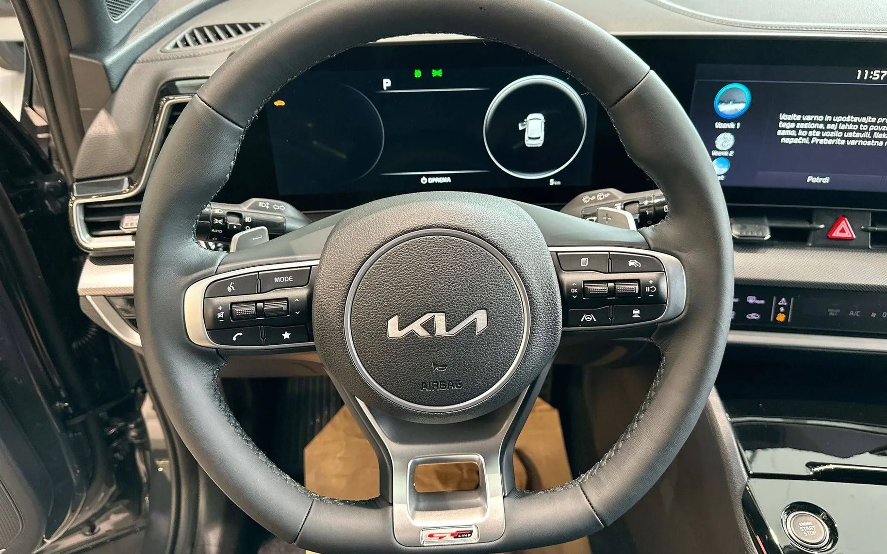 Notranja slika - KIA Sportage - 1.6 T-GDi HEV GT-Line 2WD AT - 13