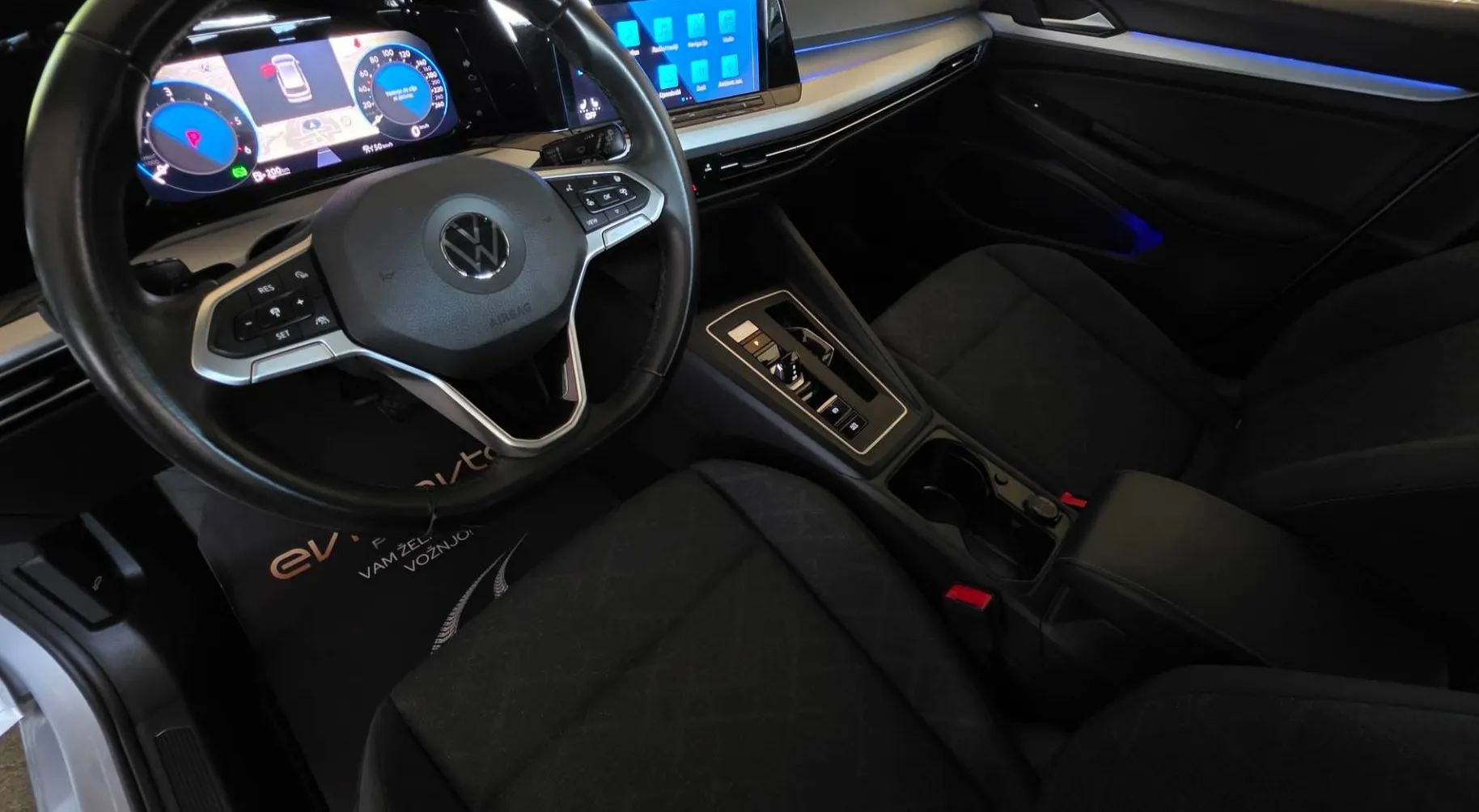 Notranja slika - Volkswagen Golf Variant - 2.0 TDI DSG Life  Nemško por.   ACC   Ambientna - 11