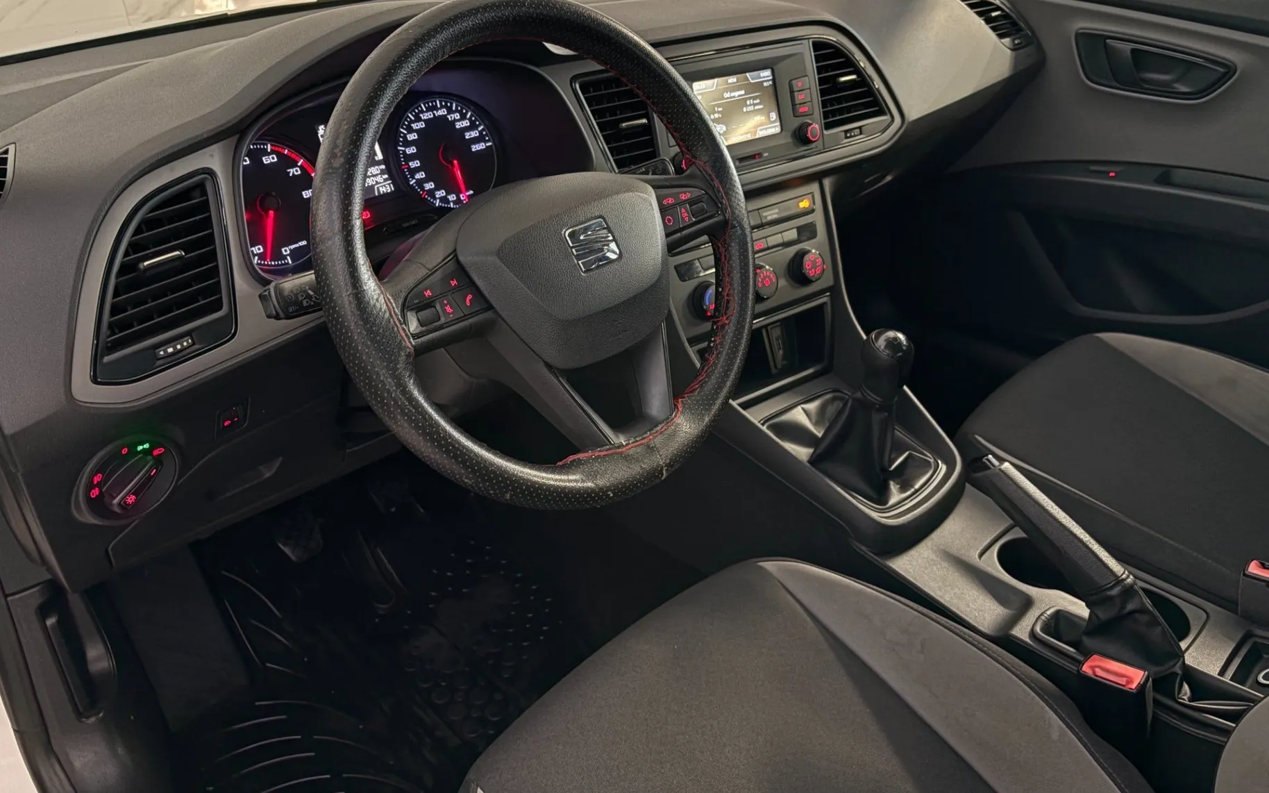 Notranja slika - Seat Leon - 1.2 TSI     - Slovensko poreklo - - 8