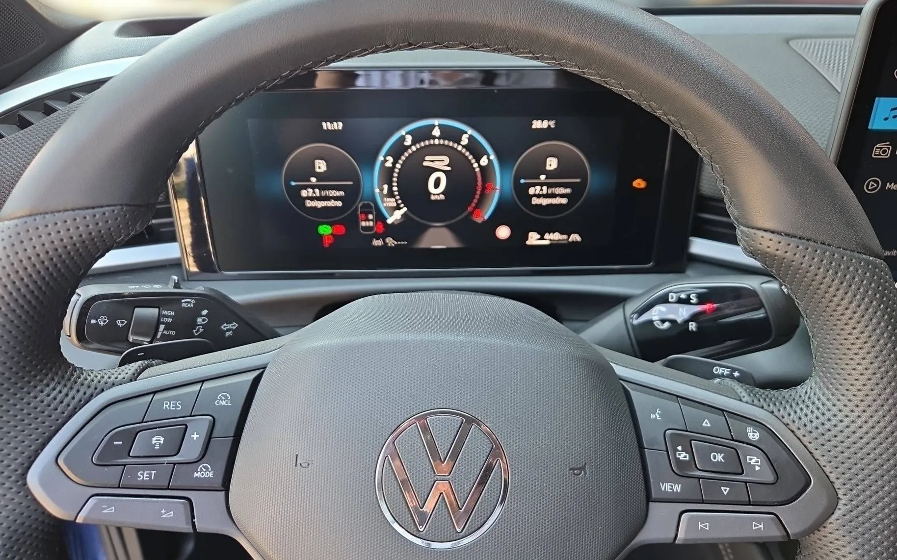 Notranja slika - Volkswagen T-Roc - 1.5 eTSI R-Line DSG 150KM - 9