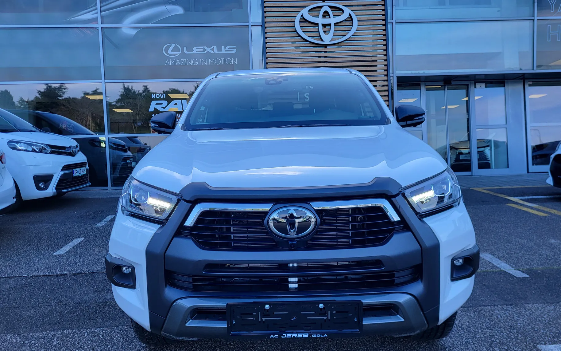 Zunanja slika - Toyota Hilux - 2.8 D-4D Invincible Automatic - 3
