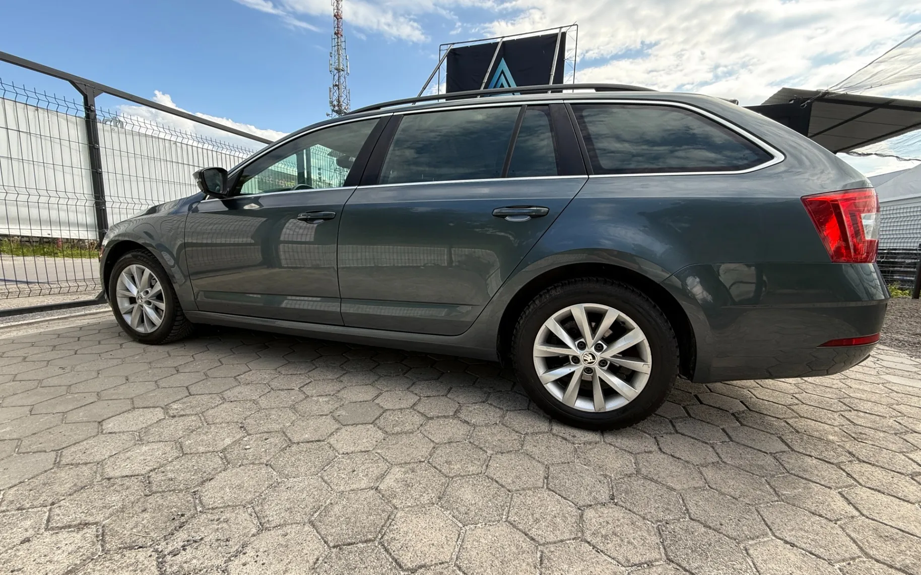 Zunanja slika - Škoda Octavia - 2.0 TDI 110KW Avt - 3