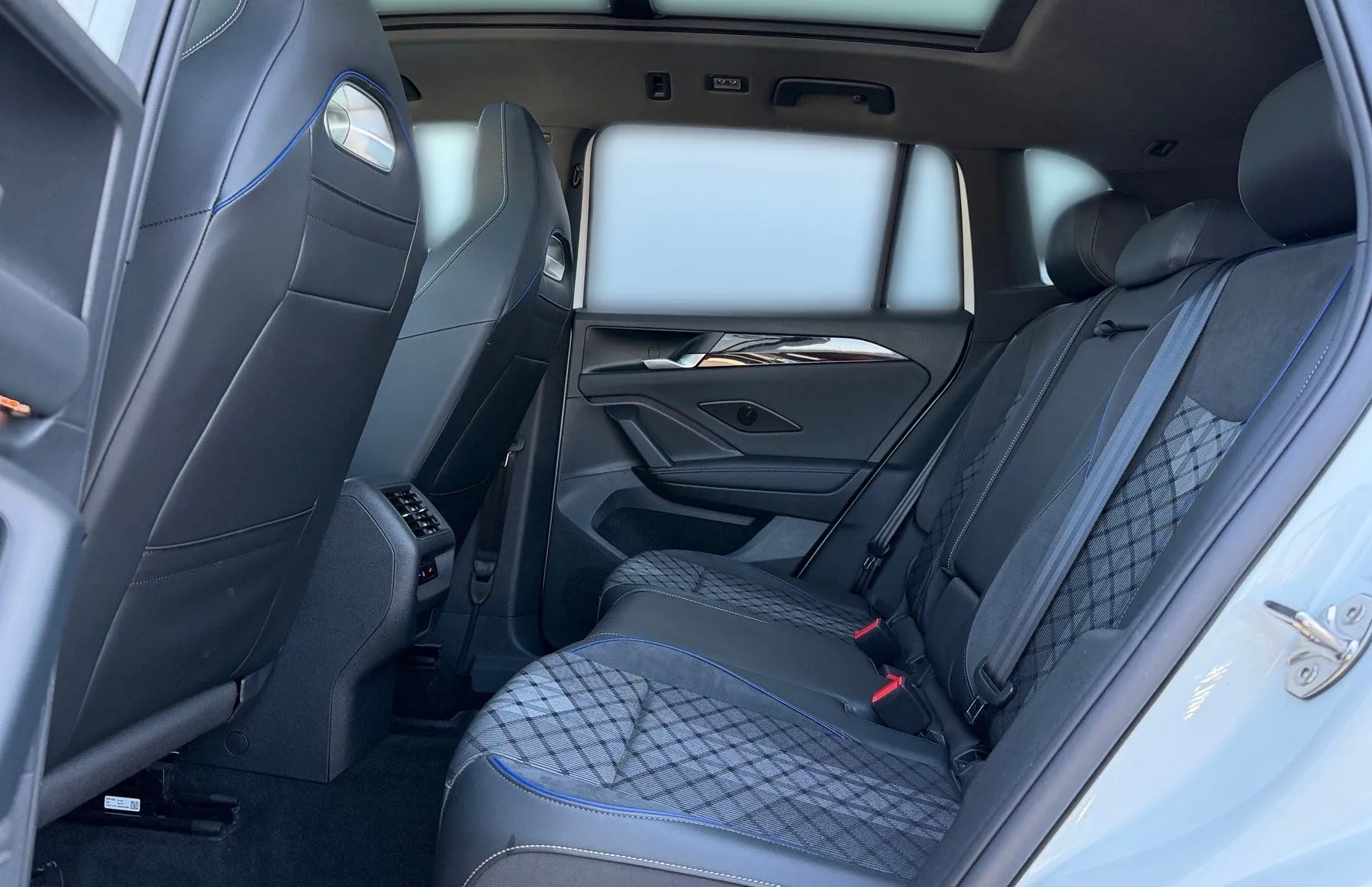 Zunanja slika - VW Tiguan - 2.0 TDI DSG R-Line  4Joy - 11