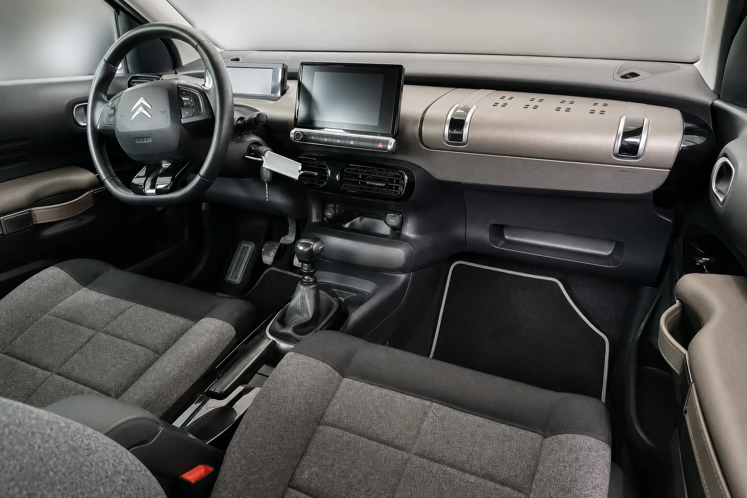 Notranja slika - Citroën C4 Cactus - 1.2 PureTech 130-M 2019-1 LASTNIK-GARANCIJA - 8