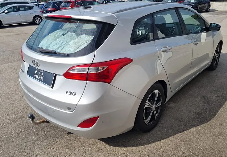 Zunanja slika - Hyundai i30 Wagon - 1.6 CRDi 110 Style  SERVISNA. VZRAT. KAM. - 6