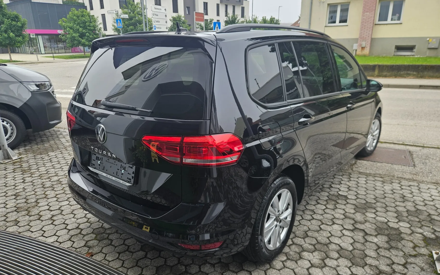 Zunanja slika - Volkswagen Touran - 2.0 TDI Family DSG - 3
