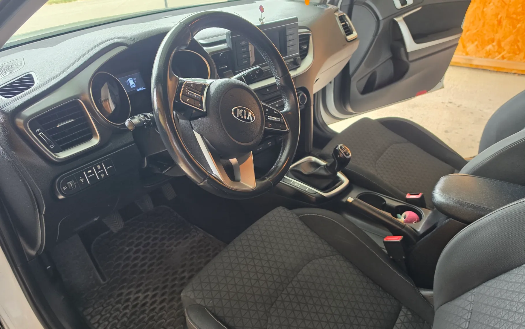 Notranja slika - KIA Ceed - KIA  1.0 SW - 9