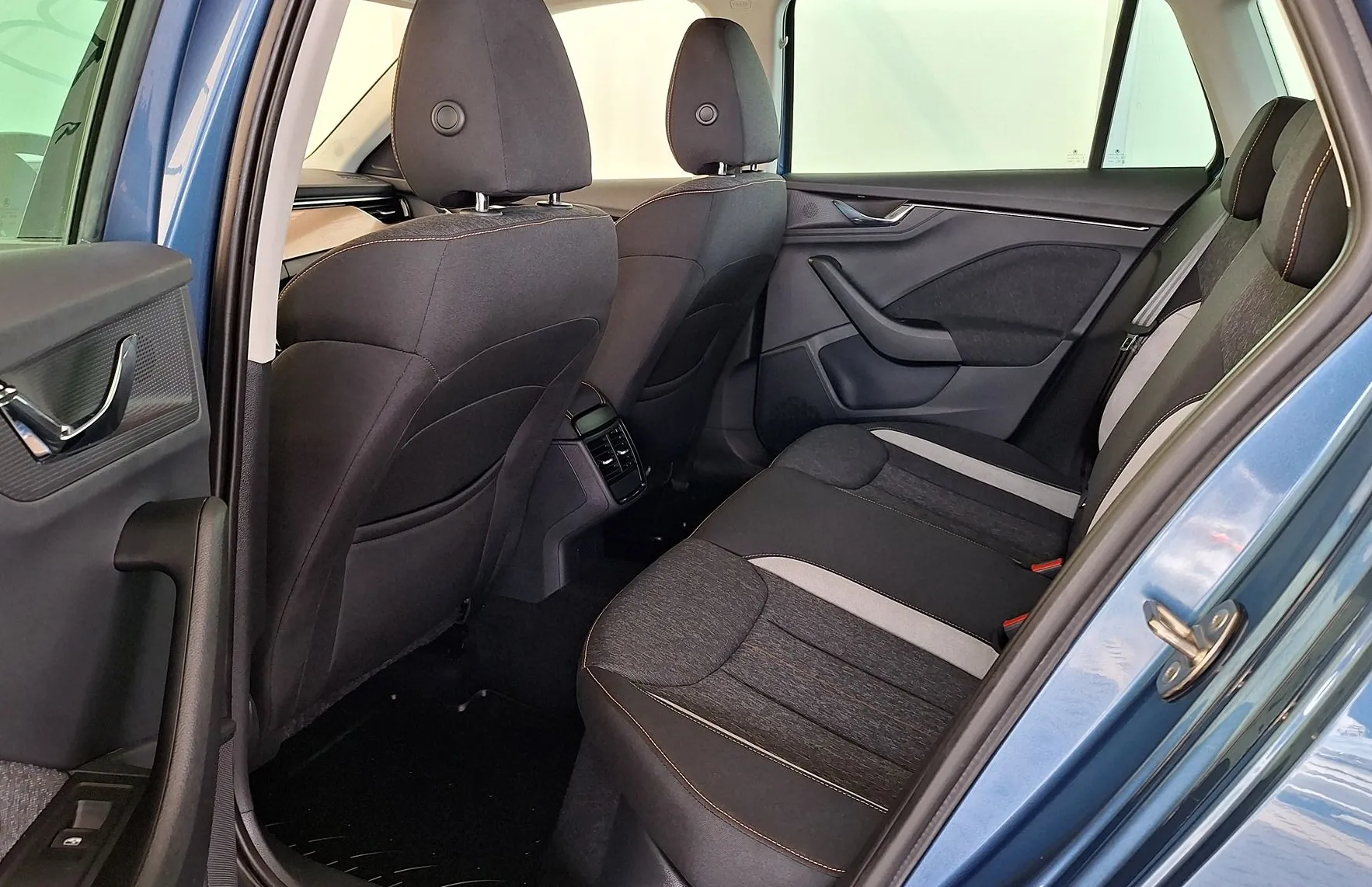 Zunanja slika - Škoda Kamiq - Style 1.5 TSI 110 kW •MATRIX•PARK.SENZORJI•ALU17• - 14