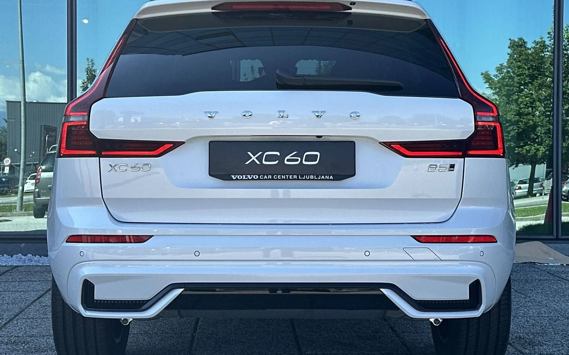 Zunanja slika - Volvo XC60 - B5  P  AWD Plus Dark 3 leta garancije + 3 servisi - 6