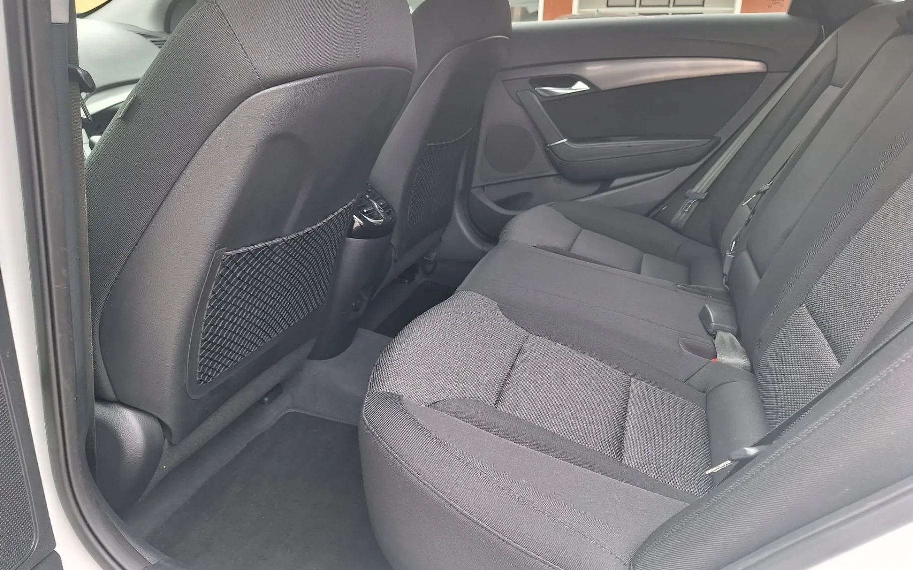 Notranja slika - Hyundai i40 - 1.7 CRDI 85KW PREMIUM FUL LED-NAVI-KAMERA-PDC- - 11