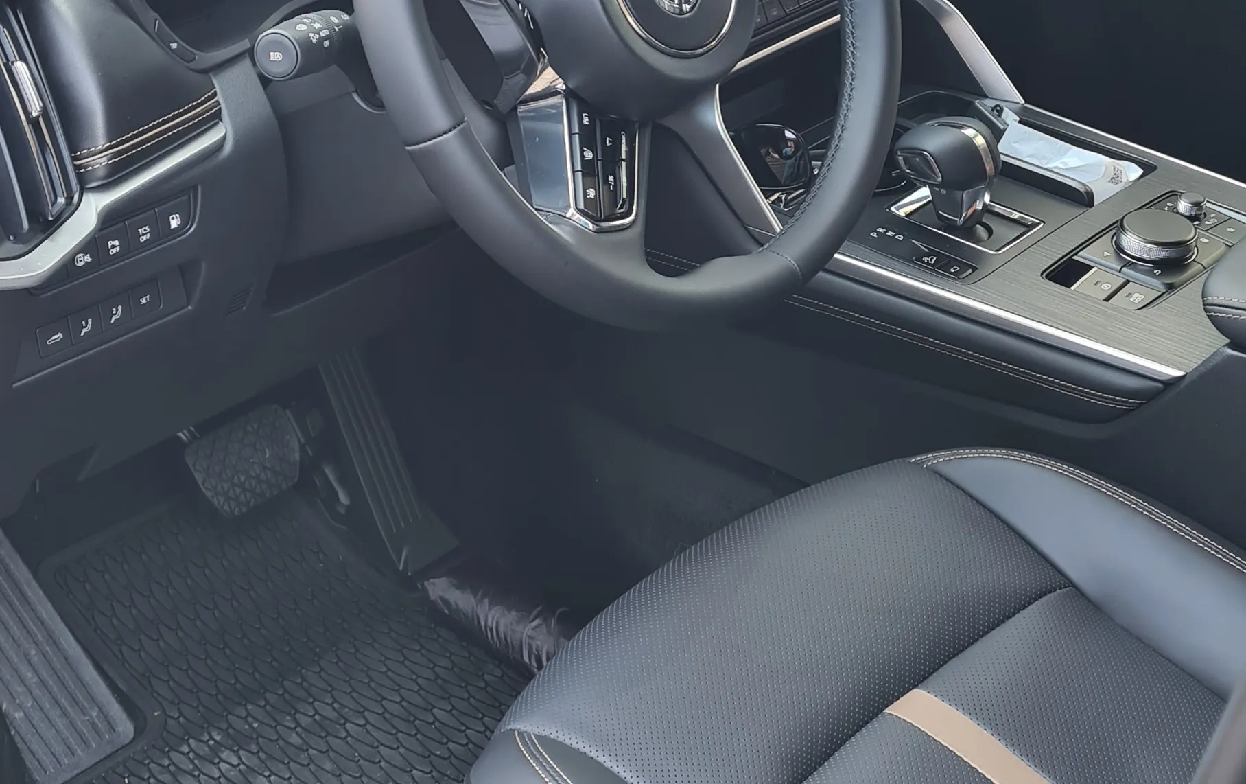 Notranja slika - Mazda CX-80 - 2.5 PHEV HOMURA PLUS 8AT AWD - 2