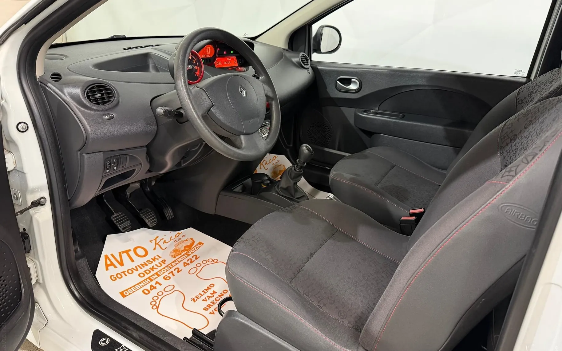 Notranja slika - Renault Twingo - Rip Curl 1.2-KLIMA-SLOVENSKI-SERV4SNA-KNJ-TRAJNIK - 9