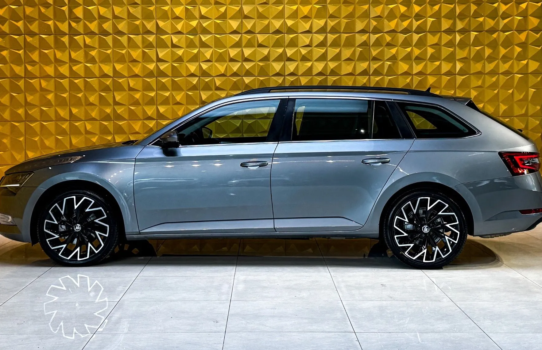 Zunanja slika - Škoda Superb - 2.0 TDI 4X4-MEMORY-GRETJE-Bi XENON - 6