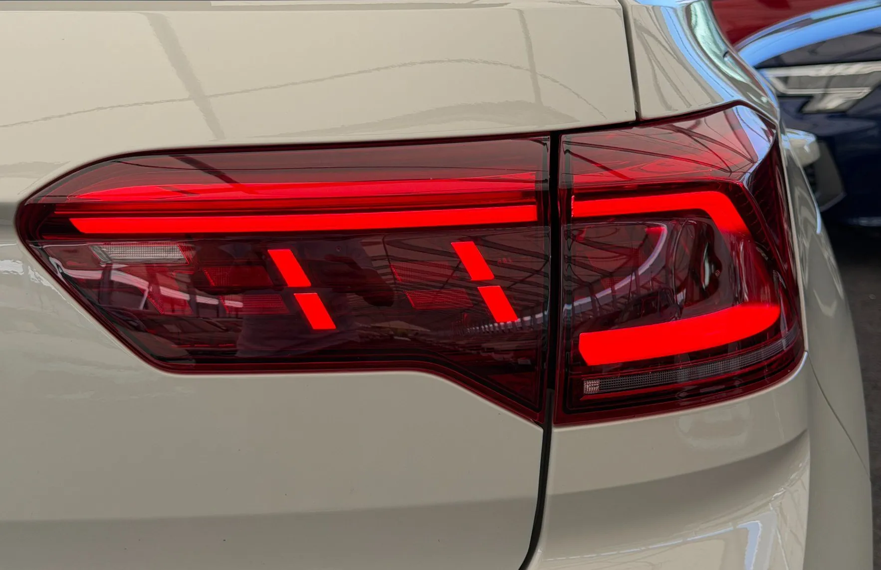 Zunanja slika - Volkswagen T-Roc - R 2.0 TSI 4MOTION DSG-MATRIX LED-EASY OPEN-KAMERA - 5