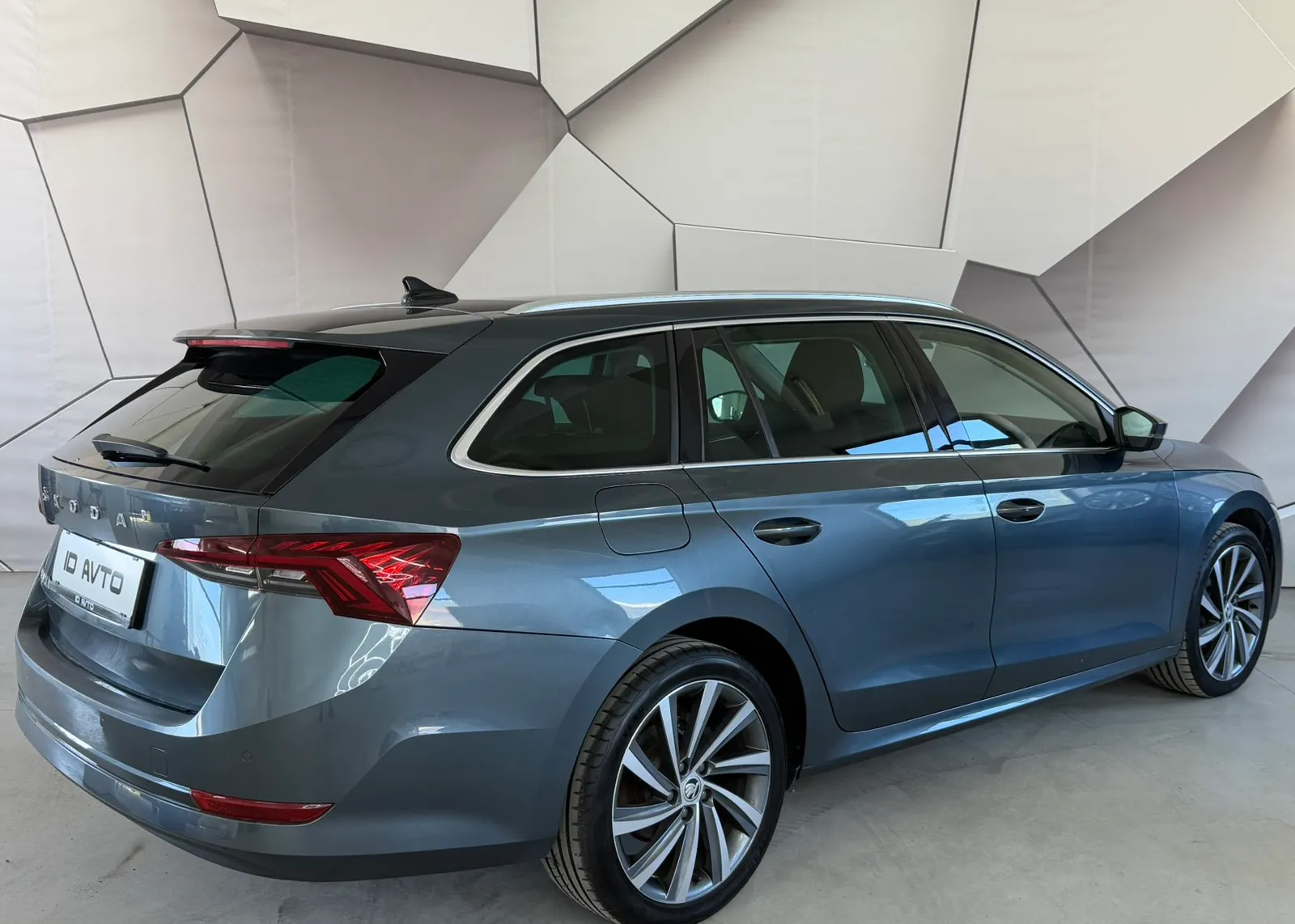 Zunanja slika - Škoda Octavia - Combi 2,0 TDI L&K DSG - 3
