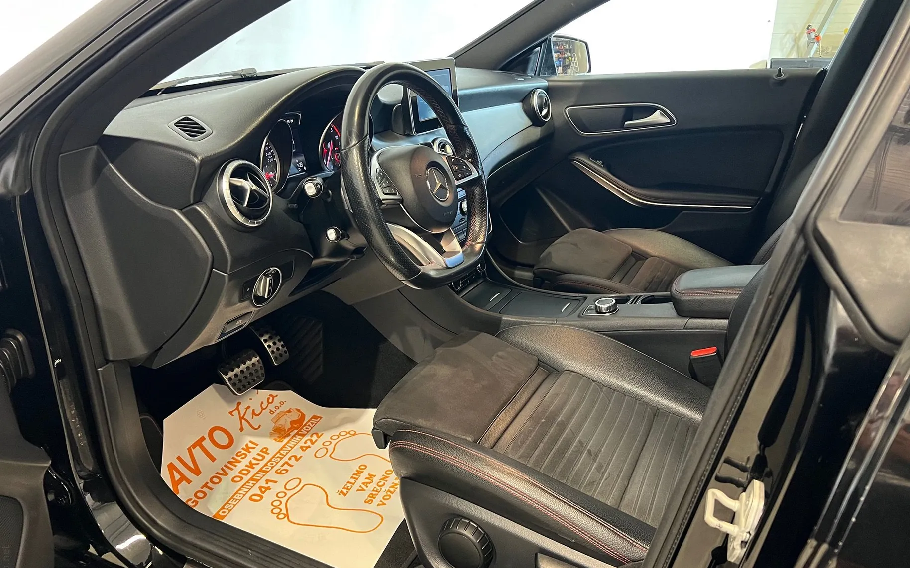Notranja slika - Mercedes-Benz CLA-Razred - 200d-AMG-BLACK LINE-AUTOMATIK-KAMERA-NAVI-BI-XENON - 9