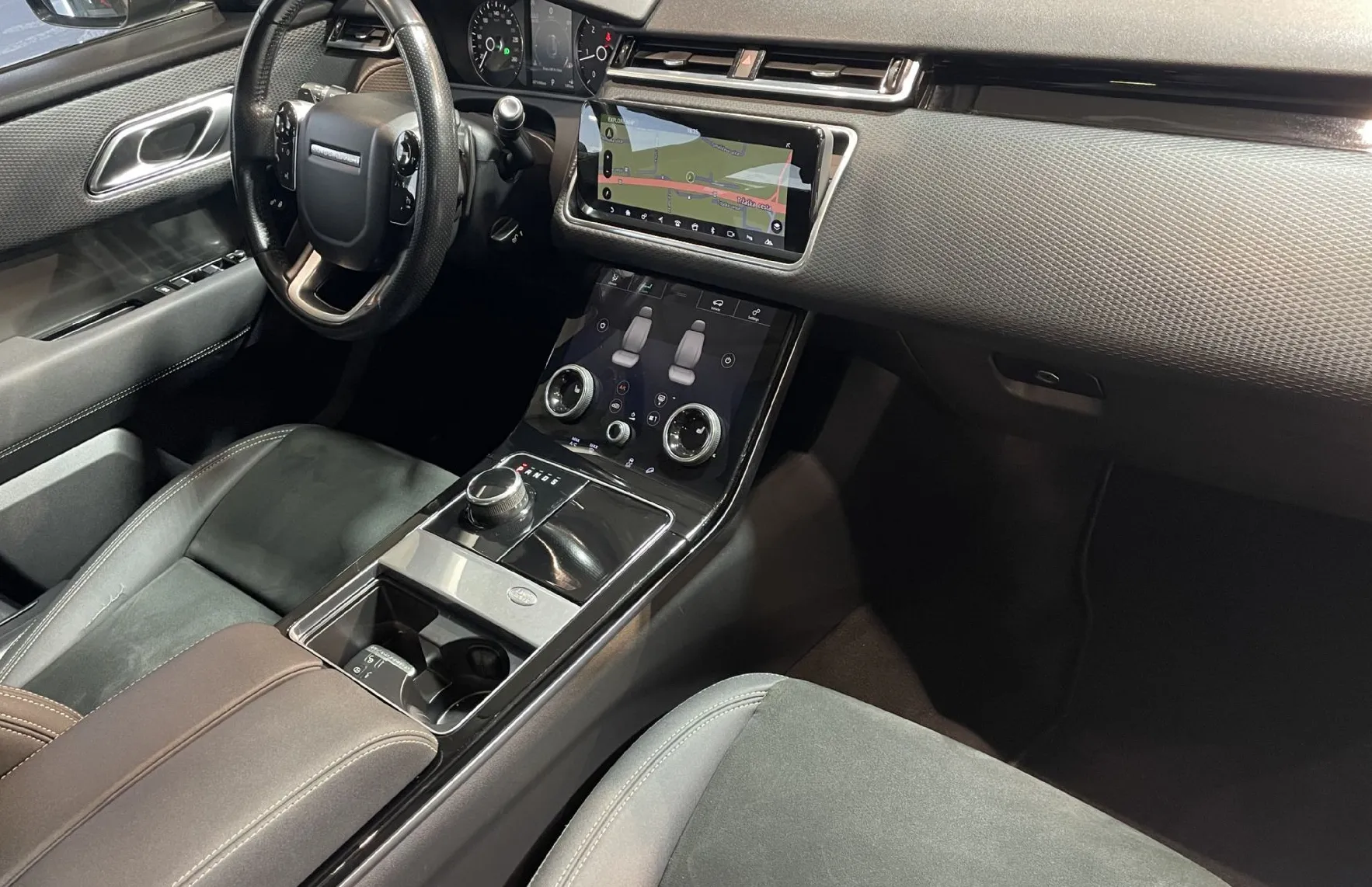 Zunanja slika - Land Rover Range Rover Velar - PANORAMA-ALCANTARA-KEYLESS-NAVI-GRETJE-RADAR-LE - 13