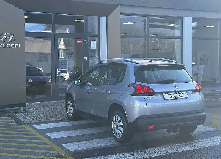 Zunanja slika - Peugeot 2008 - 1.2 PureTech - 1.LASTNIK - VLEČNA KLJUKA - 3