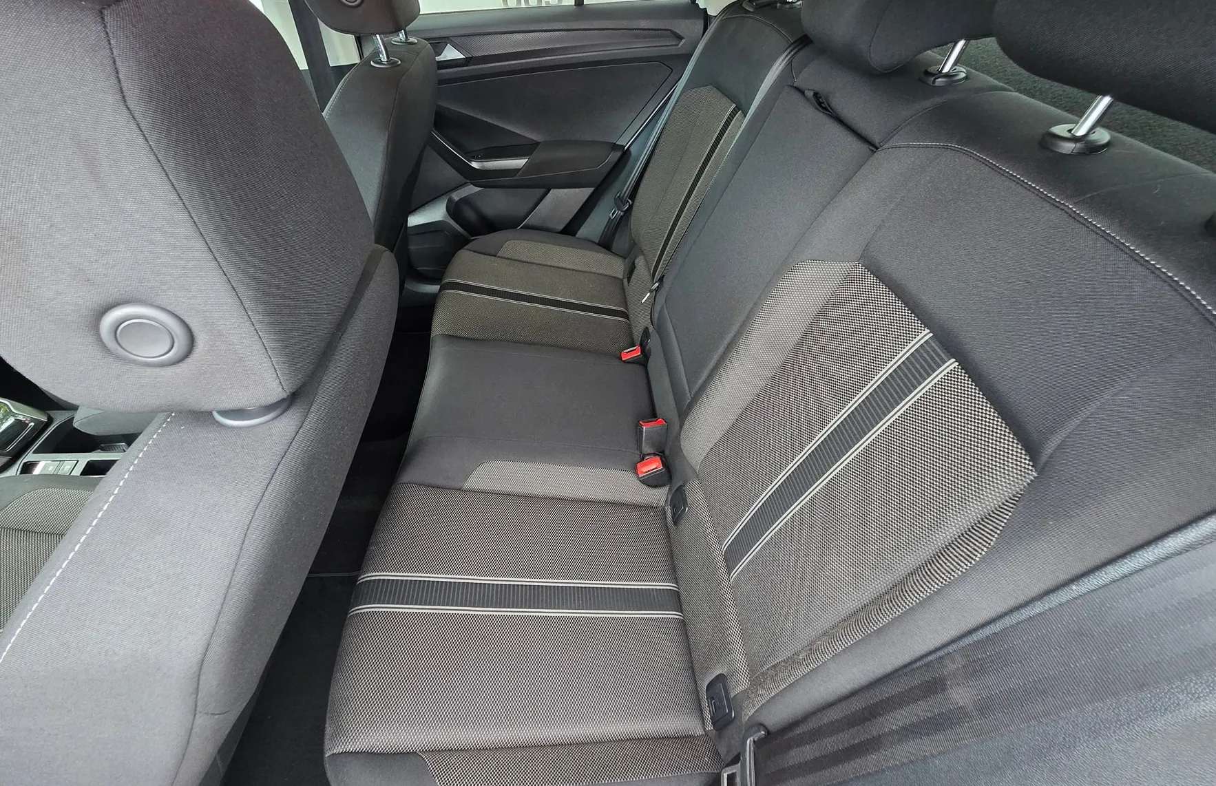 Zunanja slika - Volkswagen T-Roc - 1.6 TDI BMT SPORT LED-VIRTUAL-ALU-PDC - 14