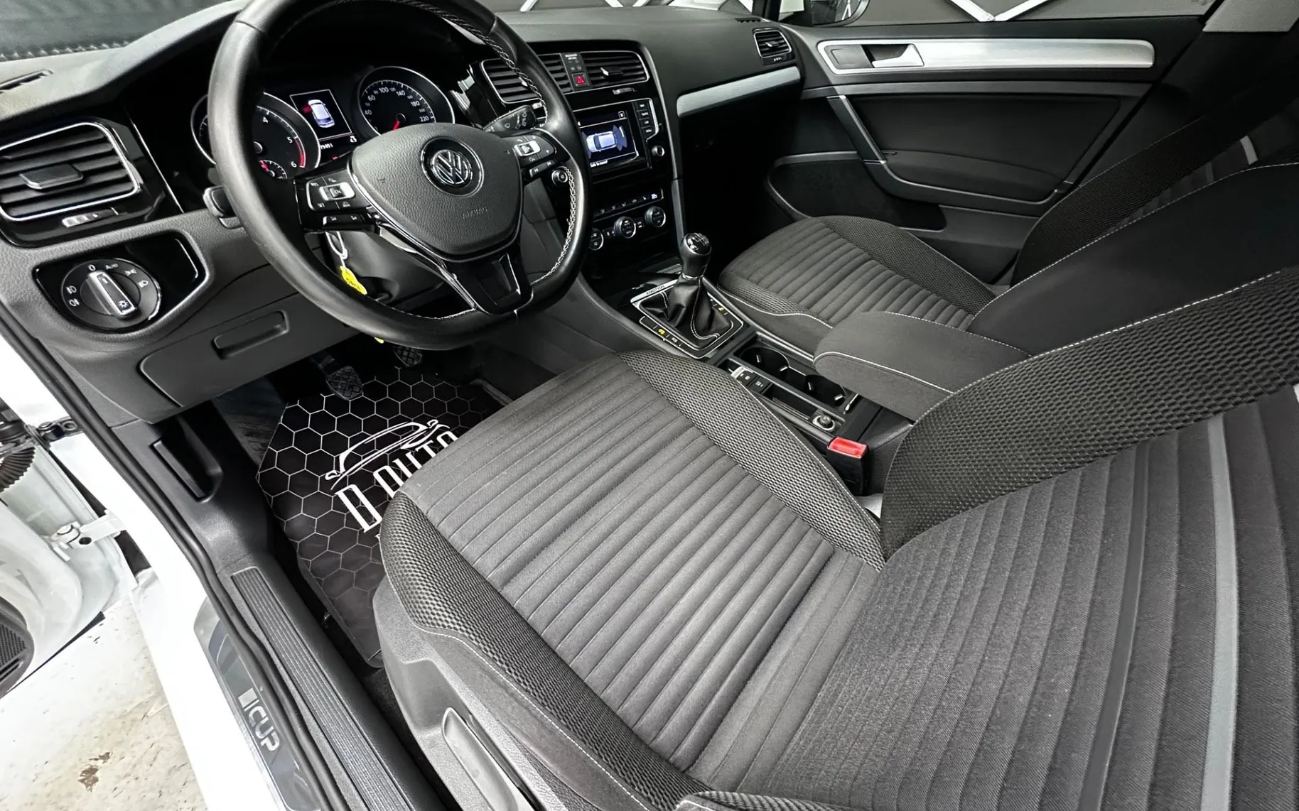 Notranja slika - VW Golf - 4MOTION 2.0 TDI CUP+ LED+NAVI+KLJUKA+PDC - 11