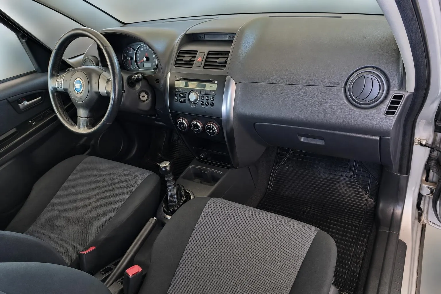 Notranja slika - Fiat Sedici - 1.9 JTD- 4 X 4 POGON-MODEL 2008-ODLIČEN-GARANCIJA - 11